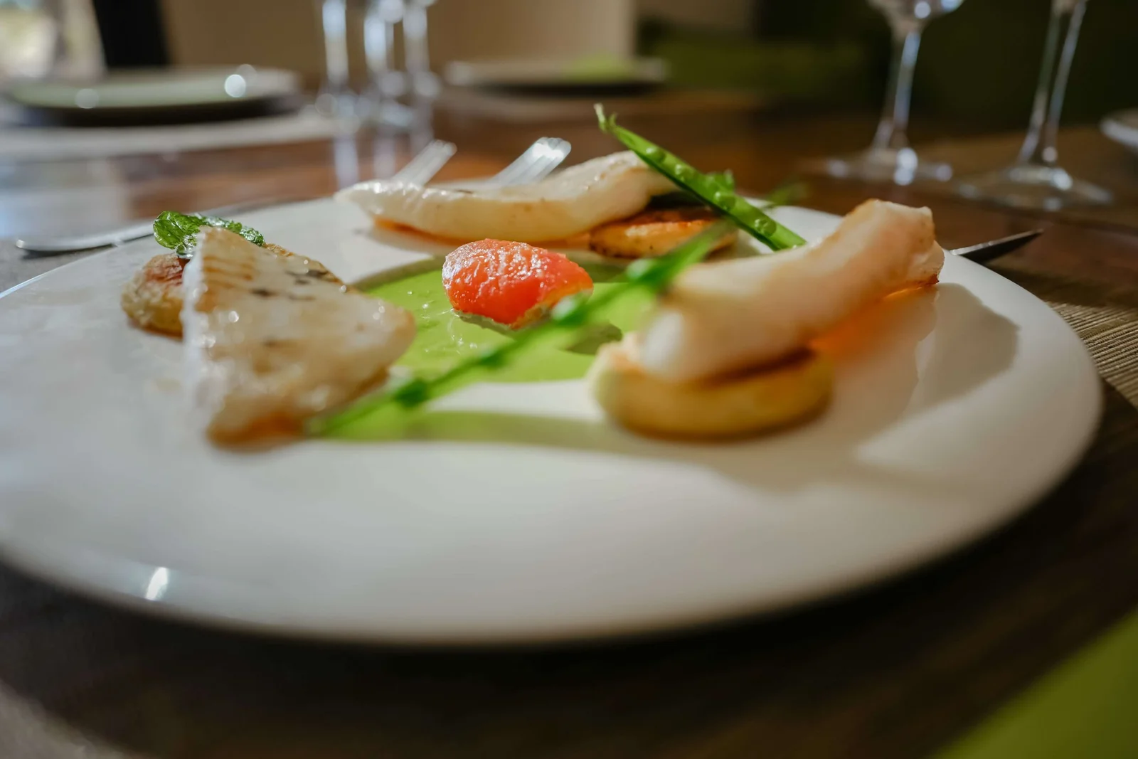 Assiette gastronomique dressée avec finesse dans un restaurant à Marrakech