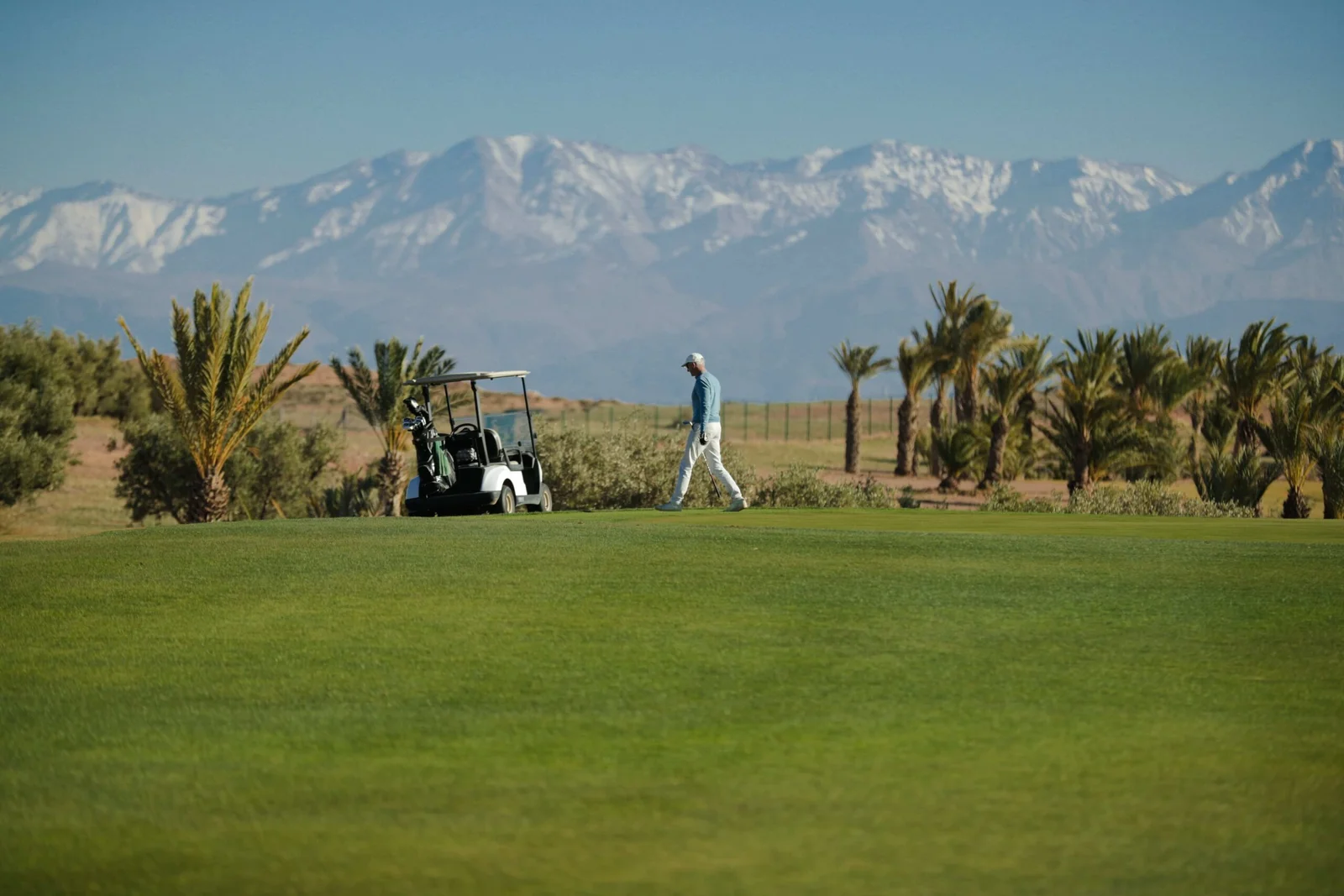 Photographie professionnelle parcours de golf à Marrakech avec vue sur les montagnes de l'Atlas